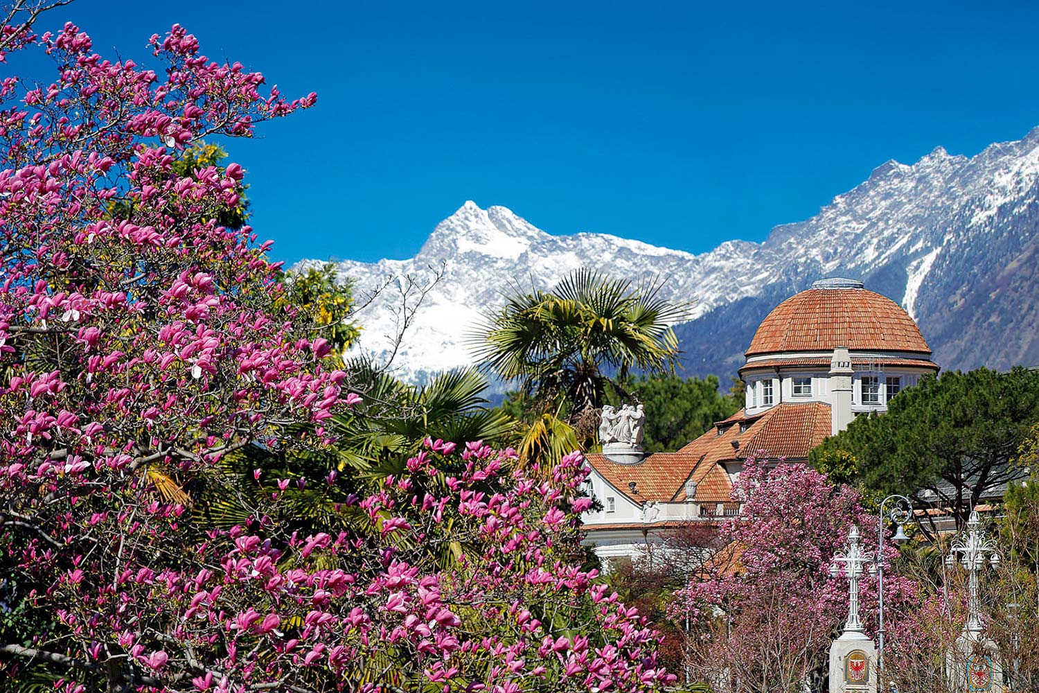 Passerpromenade und das Kurhaus Meran im Frühling